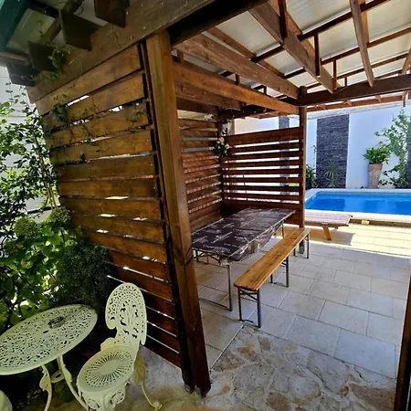 Rustica With Exclusive Use Of The Pool-ground Floor アパート ザダル